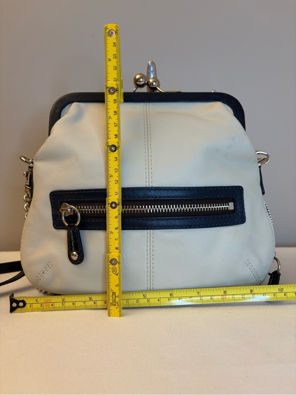 Vintage Coach 13378 Bonnie Cashin Kiss Lock Crossbody Cream Leather Navy Trim - Picture 5 of 16